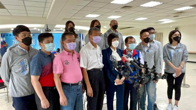 高市副议长陆淑美率「KK政线」等12人登记，宣示议会过半决心。（柯宗纬摄）