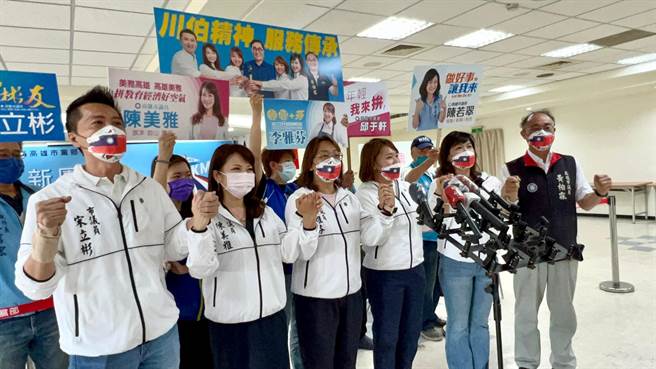 现任邱于轩等6人联合登记，喊出「川伯精神，服务传承」口号。（柯宗纬摄）
