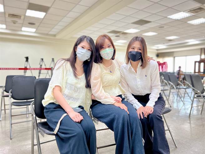 已故前高市议长许崑源之女许采蓁今也登记，正式宣告投入前金、新兴、苓雅选举，国民党发言人李明璇、高雄青工总会长黄韵涵陪同。（柯宗纬摄）