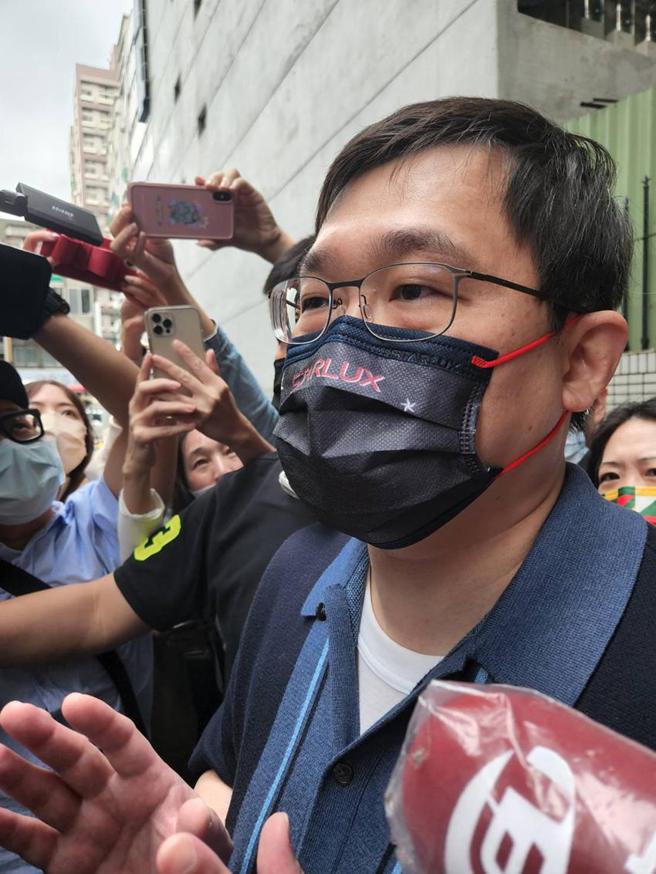 （立荣航空董事长张国炜14日发表谈话。图／王淑以）