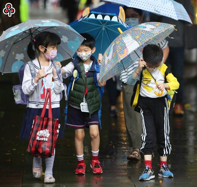 校園屢傳確診案例，全教產向教育部喊話，呼籲針對12歲以下學童提供全面公費快篩。(本報資料照)