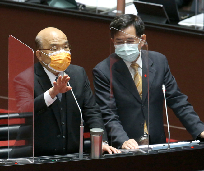 行政院苏贞昌（左）宣布徵用快筛试剂（本报资料照）