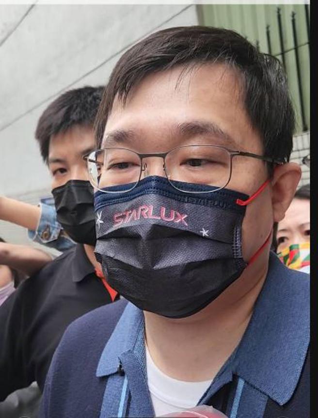 （立荣航空董事长张国炜14日召开董事会后受访，花了17分钟谈家族经营权、反驳利益交换说、集团的事应由张家人来作主等重点。图／王淑以）