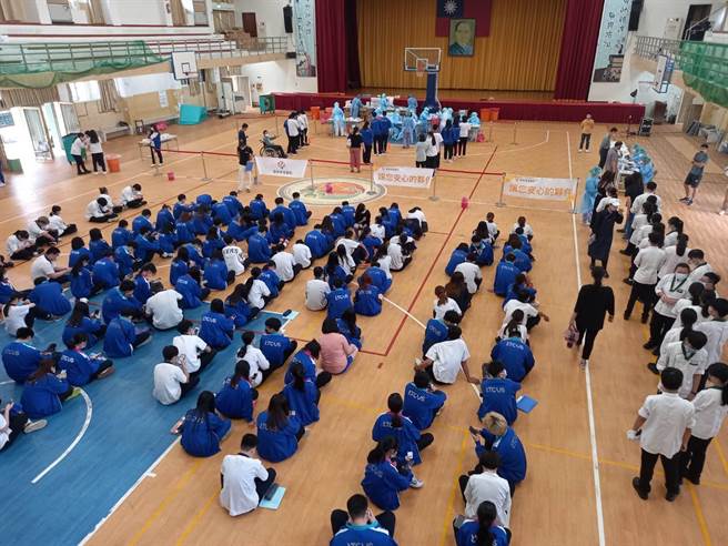 醫療團隊目前已進駐羅商體育館設立篩檢站，1300名學生全部採檢。（吳佩蓉攝）