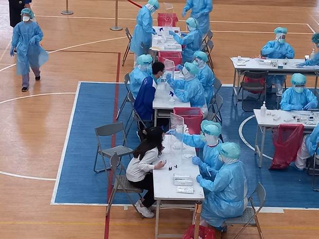 醫療團隊目前已進駐羅商體育館設立篩檢站，1300名學生全部採檢。（吳佩蓉攝）