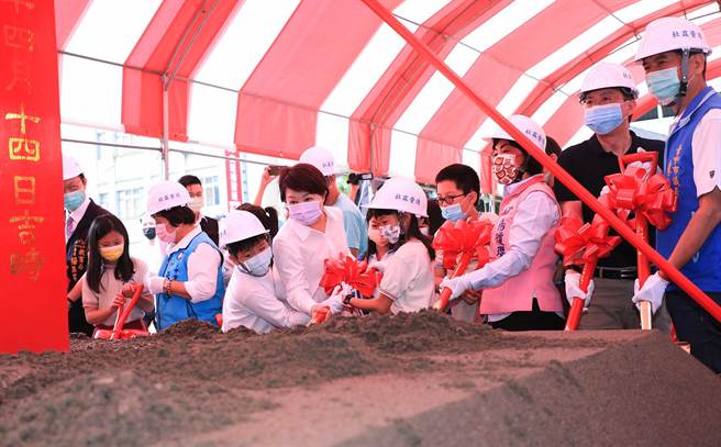 后里区内埔国小新建公共化幼儿园舍，14日由市长卢秀燕等一起主持动工典礼。(陈世宗摄)