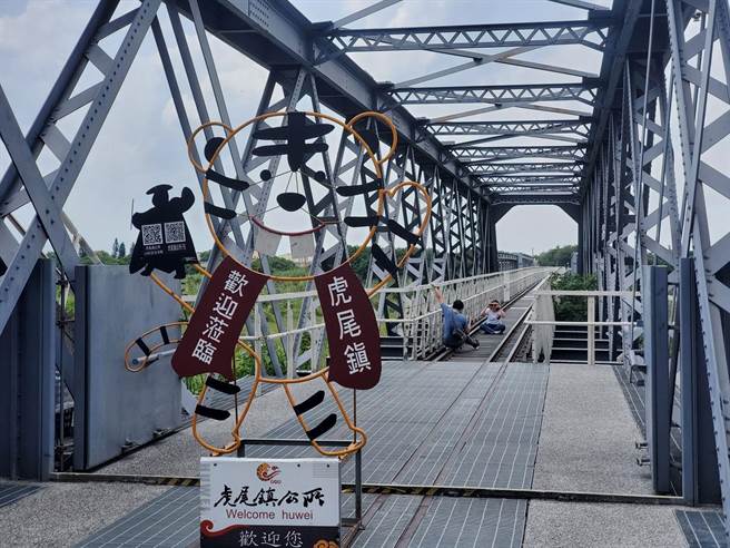 虎尾铁桥是云林县定古蹟，已成为情侣们的热门打卡点。（周丽兰摄）