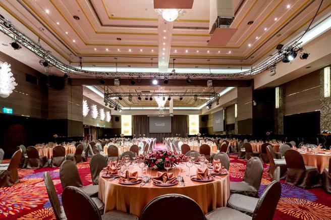（台北花园大酒店谢师宴，宴会厅3桌每桌7,999元起，且满10桌送1桌。图／台北花园酒店）