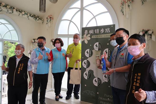 眾人一起宣布桐花季来临。（铜锣观光产业协会提供／李京升苗栗传真）