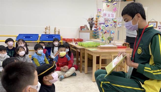 介绍好书朗读是非常好的方式，基隆国中生将故事书读完后，必须完整融会贯通仔细思考，怎么样说给幼儿园孩子听。（基隆市政府提供／陈敬哲基隆传真）
