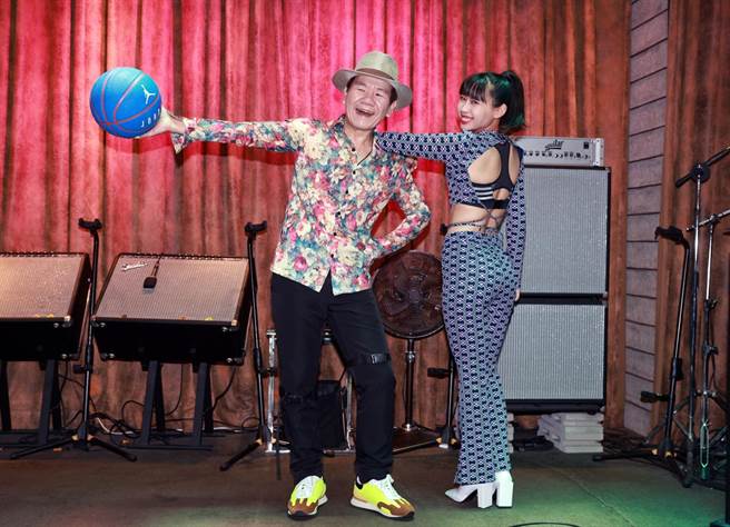 赵传今宣布重启演唱会，李芷婷到场讨教歌艺。（开丽娱乐提供）