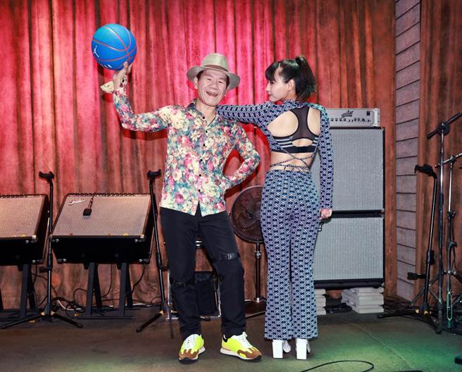 赵传今宣布重启演唱会，李芷婷到场讨教歌艺。（开丽娱乐提供）