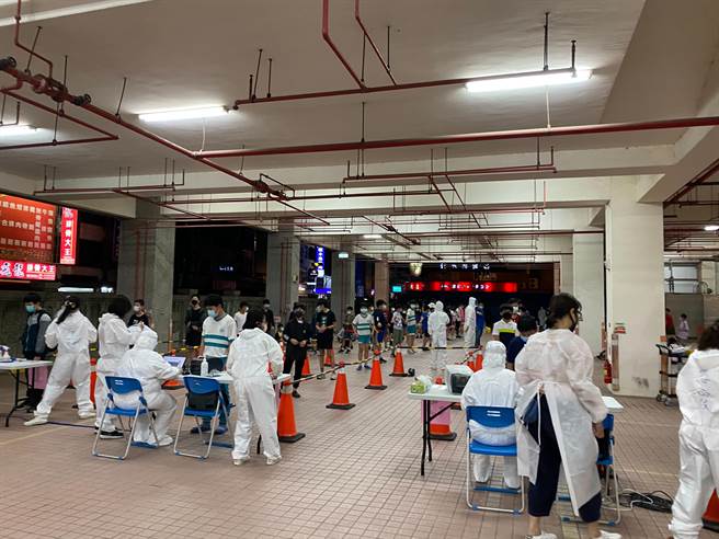 竹北市博愛國小採檢情形。（新竹縣政府提供／羅浚濱新竹傳真）