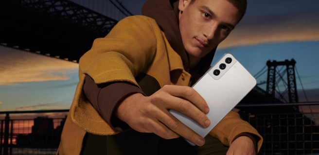 三星最新一代旗舰机S22。(取材自三星官网)