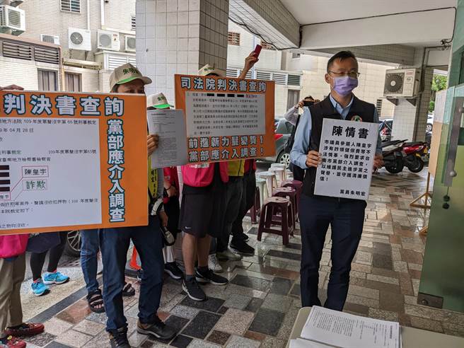 民進黨南市議員初選擬參選人朱明宏（右）今天到台南市黨部遞交陳情書，由主委潘新傳接下陳情書。(曹婷婷攝)