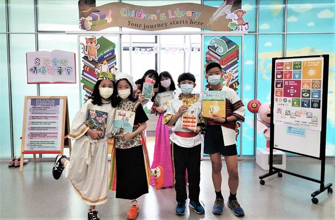 林口分馆推行国际教育，特别打造多元文化情境儿童室，将多语学习融入阅读中，同时搭配SDGs国际议题，让小朋友培养跨文化素养，与国际接轨。（新北市立图书馆林口分馆提供）