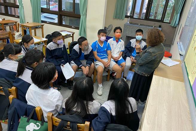 竹东国中族语老师为原民学生上族语单字及对话练习的教学情形。（新竹县政府提供／罗浚滨新竹传真）