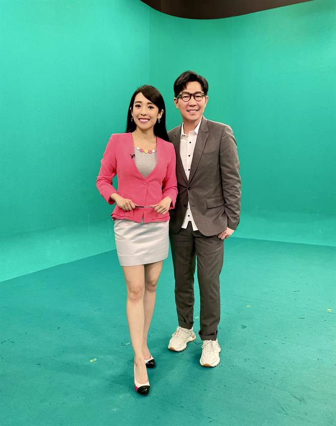 品冠挑战说唱新闻，首登主播台PK沈咏吟。（壹电视提供）