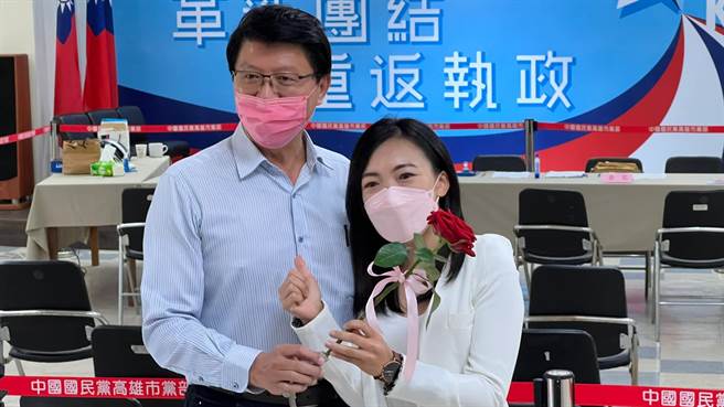 國民黨高雄市議員黨內登記今（14）持續受理，左楠區新人白喬茵跨區力邀將參選台南市長的謝龍介站台。（柯宗緯攝）