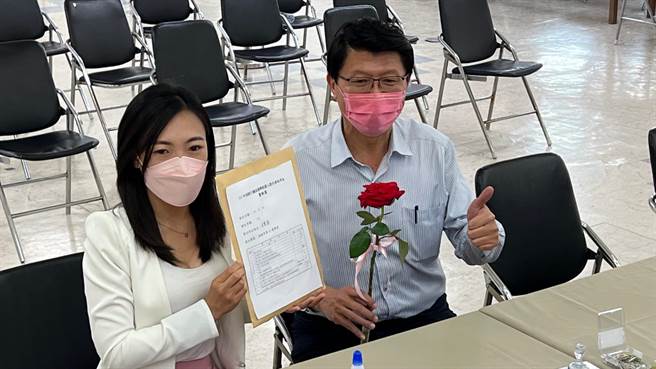 國民黨高雄市議員黨內登記今（14）持續受理，左楠區新人白喬茵跨區力邀將參選台南市長的謝龍介站台。（柯宗緯攝）