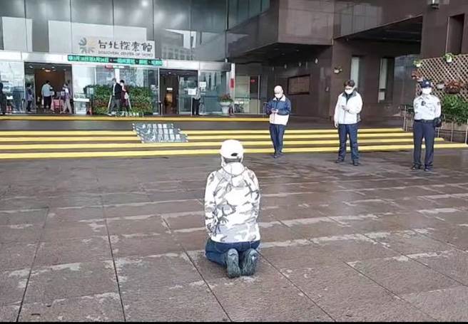 在地中華里長游吉星和妻子丁宜庭質疑張惠妹演唱會造成「人為地震」，兩人甚至到北市府下跪陳情，今日則只有丁宜庭一人支身前往。（民眾提供）