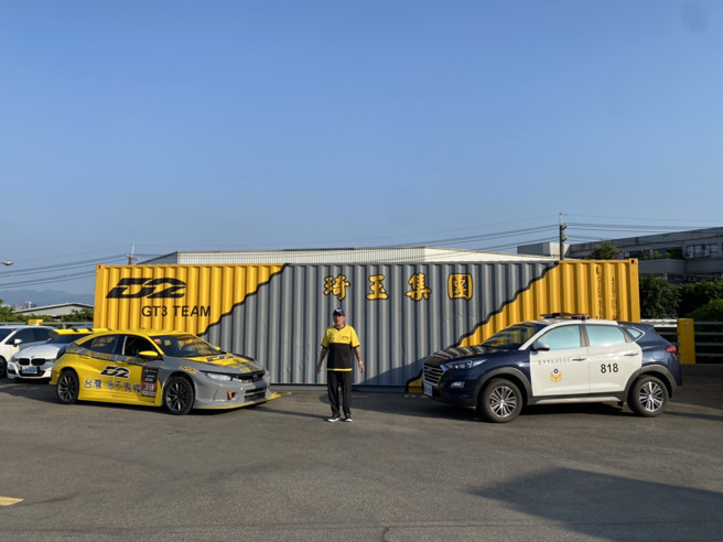 「廖老大」婉辞了天价广告代言，除亲自协助拍摄交通安全宣导影片，也集合琦玉集团之人力、物力资源，全力无偿支援乌日警分局，共同携手策画「青少年交通安全营」。(乌日分局提供)