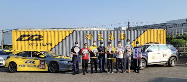 「廖老大」婉辞了天价广告代言，除亲自协助拍摄交通安全宣导影片，也集合琦玉集团之人力、物力资源，全力无偿支援乌日警分局，共同携手策画「青少年交通安全营」。(乌日分局提供)