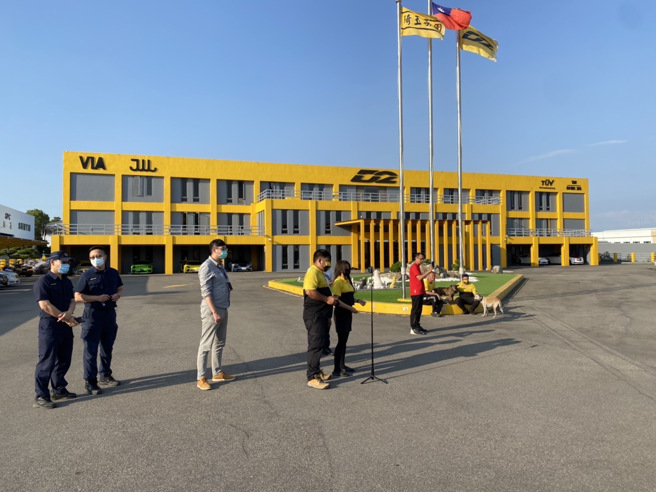 「廖老大」婉辞了天价广告代言，除亲自协助拍摄交通安全宣导影片，也集合琦玉集团之人力、物力资源，全力无偿支援乌日警分局，共同携手策画「青少年交通安全营」。(乌日分局提供)