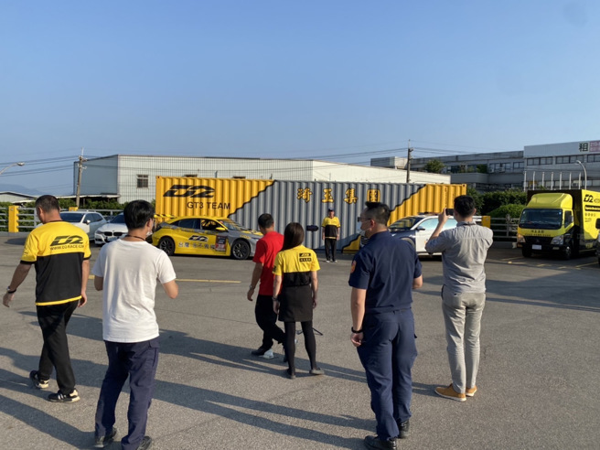 「廖老大」婉辞了天价广告代言，除亲自协助拍摄交通安全宣导影片，也集合琦玉集团之人力、物力资源，全力无偿支援乌日警分局，共同携手策画「青少年交通安全营」。(乌日分局提供)