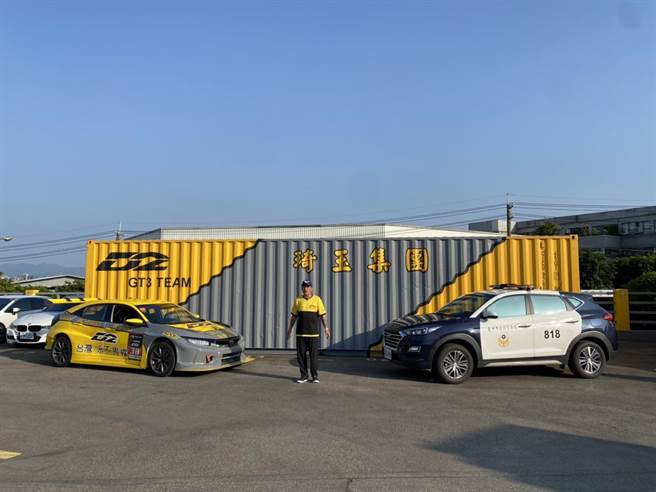 台湾赛车教父「廖老大」婉辞天价广告代言，亲自协助乌日警分局拍摄交通安全宣导影片。（乌日警分局提供／冯惠宜台中传真）