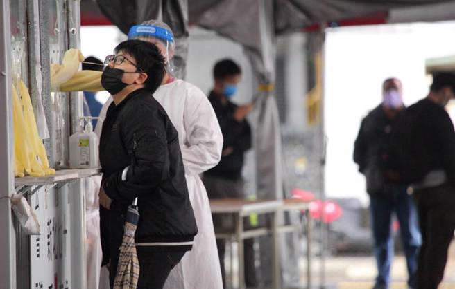 國內14日新增874例COVID-19本土個案，再創歷史新高，其中新北市新增360例最多，許多民眾前往江子翠篩檢站進行採檢，確保自身健康狀況。（張鎧乙攝）