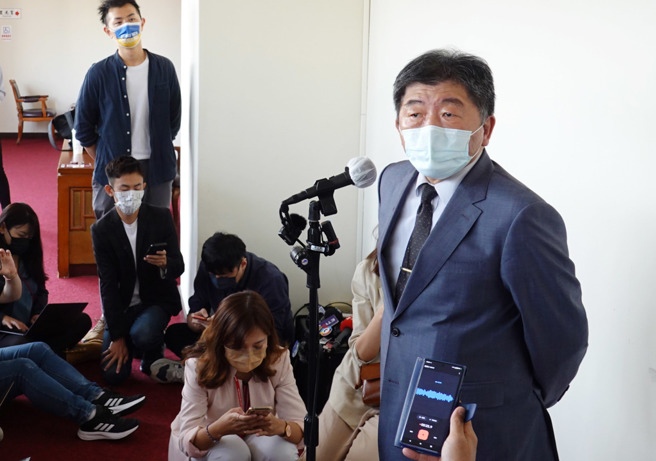 日前《聯合報》刊登一篇名為「幾萬人在隔離，陳時中卻在跑選舉行程」的社論，林佳龍也在私人群組轉傳，引發議論。（圖／記者姚志平攝影）