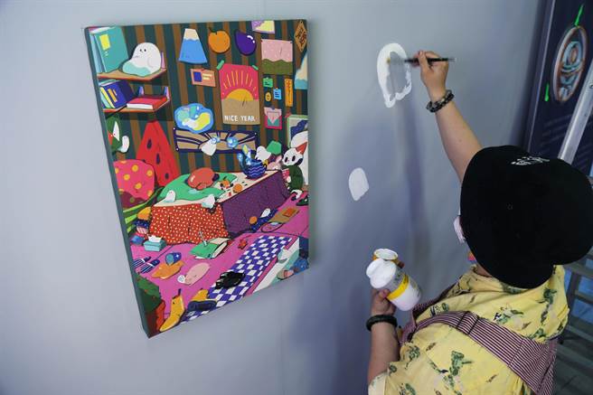 驳二动漫仓库展览「以拉号奇航-台湾插画之全面启动」参展艺术家－Raimochi。(驳二提供)