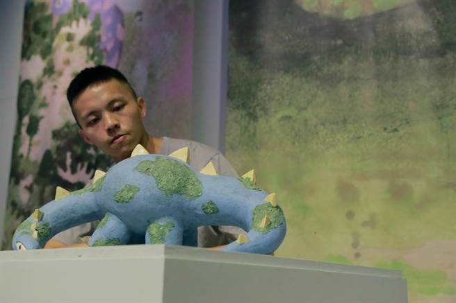 驳二动漫仓库展览「以拉号奇航-臺湾插画之全面启动」参展艺术家－徐至宏。(驳二提供)