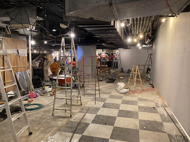 新北消防稽查施工未申報大型健身， 發現多項缺失進行不合格公告。(新北市消防局提供)