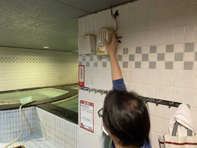 新北消防稽查施工未申報大型健身， 發現多項缺失進行不合格公告。(新北市消防局提供)