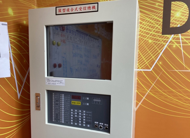 新北消防稽查施工未申報大型健身， 發現多項缺失進行不合格公告。(新北市消防局提供)