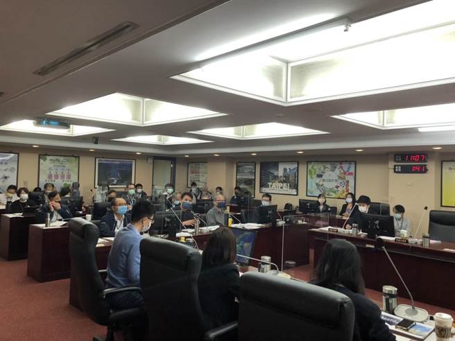 議會財政建設委員會討論北市府分析1999陳情電話侵害個資疑慮。（楊亞璇攝）