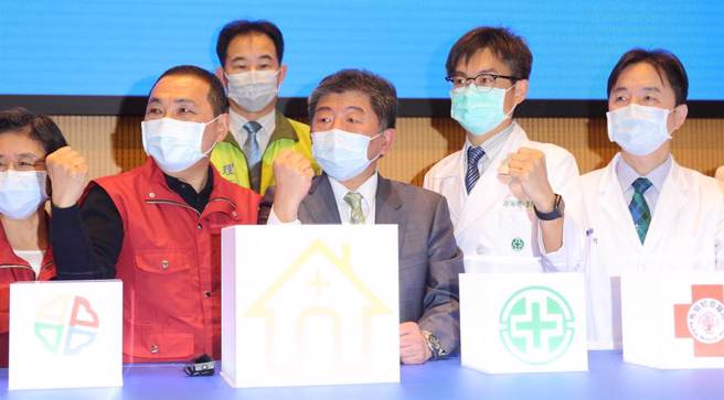 衛福部長陳時中（中）參選台北市長態勢明朗化，接任人選先前傳出民進黨立委邱泰源，14日再傳出蔡英文總統「御醫」龍頭、總統醫療小組召集人陳振文接任的呼聲高，對此，陳出席新北居家照護計畫全面啟動記者會受訪表示，被提到的都是優秀人選，現在還不是談論這事情的時候，左則為新北市長侯友宜。（張鎧乙攝）