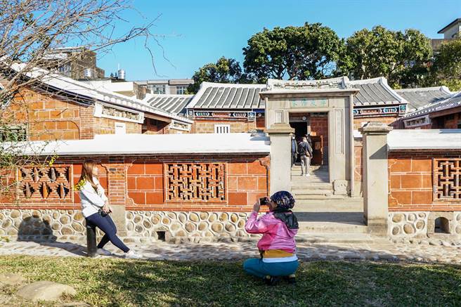 新埔走走小旅行走访新埔潘屋等家庙，认识客家香火之美，因受疫情影响，报名情形不如预期。（罗浚滨摄）