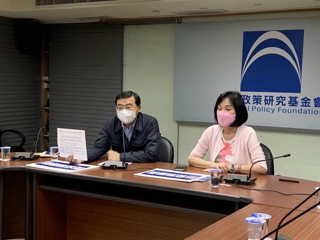 國民黨智庫今公布「教育部12歲以下停課修正標準」最新民調。（張薷攝）