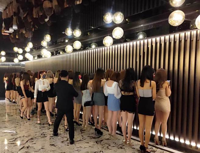 圖為台北市警方至中山區大型禮服店臨檢，公關小姐排排站。（資料照／胡欣男攝）