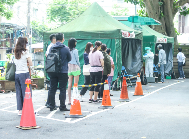 本土疫情升溫，新北市廣設篩檢站為民眾篩檢，位於永和的耕莘醫院篩檢站，13日有許多民眾前往篩檢。院方表示，自四4初疫情升溫後，篩檢人數日達200人以上，但12日中央公布居隔者得以家用快篩執行後，篩檢人數已大幅減少。（粘耿豪攝）