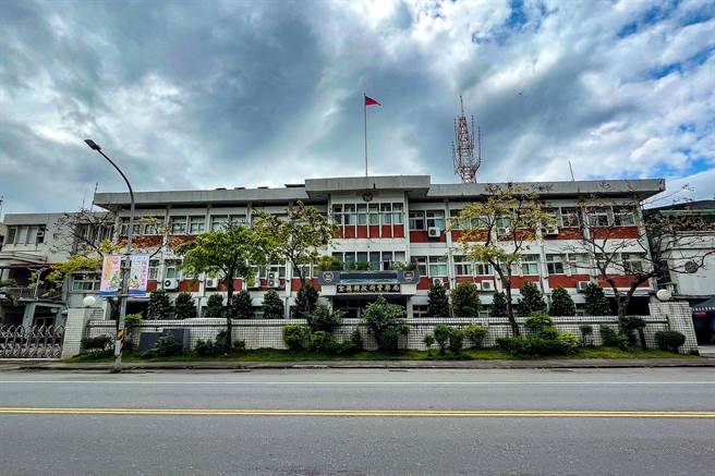 宜兰县今天新增15人确诊，其中与喜宴传播链有关有9人确诊，有2名派出所巡佐确诊，警察局参加该喜宴有7人，图为宜兰县警察局外观。（李忠一摄）