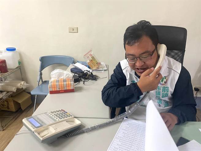 民進黨高巿議員初選前鎮小港14日晚上執行民調，參選人黃彥毓把握最後時間電話拜票。(邁盟提供)