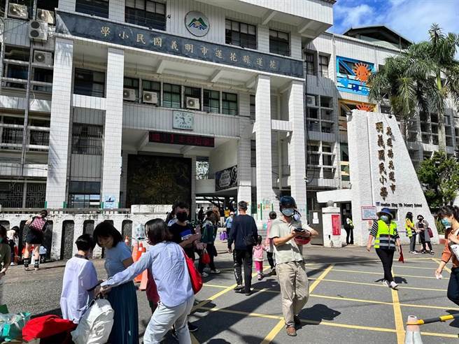 疫情持續，徐榛蔚宣布，國中小明天停班停課，實施大清消。（羅亦晽攝）
