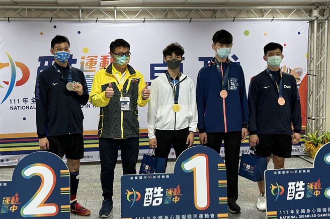 具有國手身分的王顗翔（中），在聽障男子組桌球單打賽金牌。（新竹縣政府提供／羅浚濱新竹傳真）