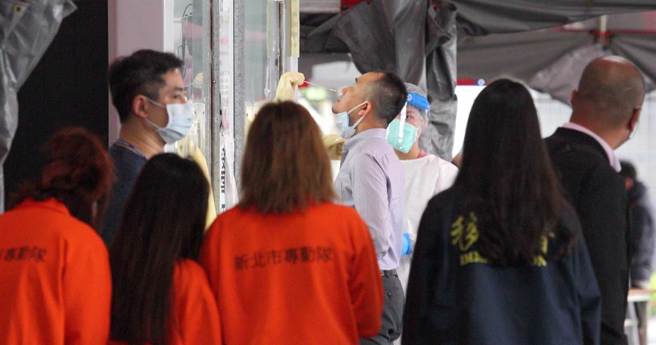 國內14日新增874例COVID-19本土個案，再創歷史新高，其中新北市新增360例最多，許多民眾前往江子翠篩檢站進行採檢，確保自身健康狀況。（張鎧乙攝）