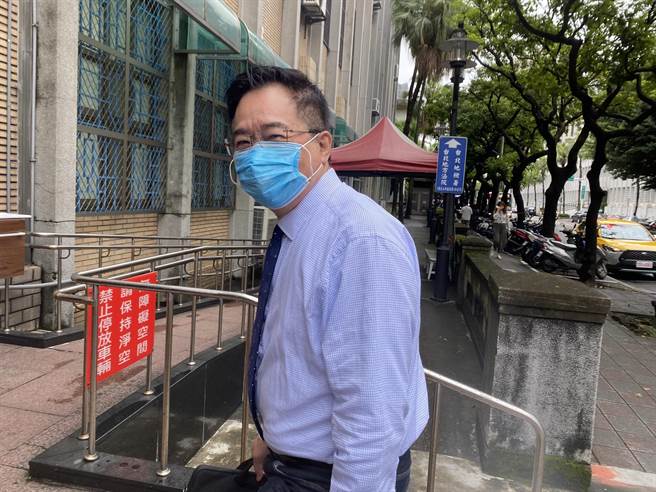 一审认定前立委蔡正元利用中影股权交易机会，私吞阿波罗投资公司2.8亿元资产，依业务侵占罪判刑3年6月，另《商业会计法》判刑6月，可易科罚金，二审14日开准备庭，蔡正元出庭应讯喊冤。（林伟信摄）