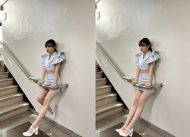 胜熙瘦到能站进楼梯扶手缝里，吓坏一票网友。(图/ 摘自Oh My Girl胜熙IG)